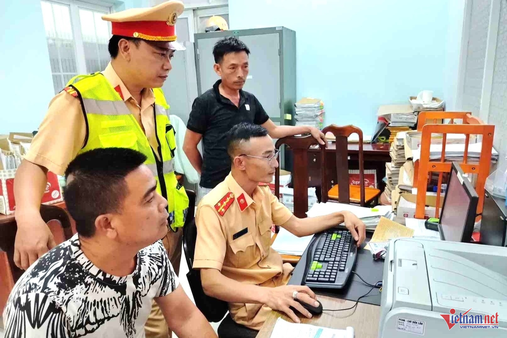 Nam tài xế chưa có bằng lái vẫn liều lĩnh lái xe khách chở quá 21 người