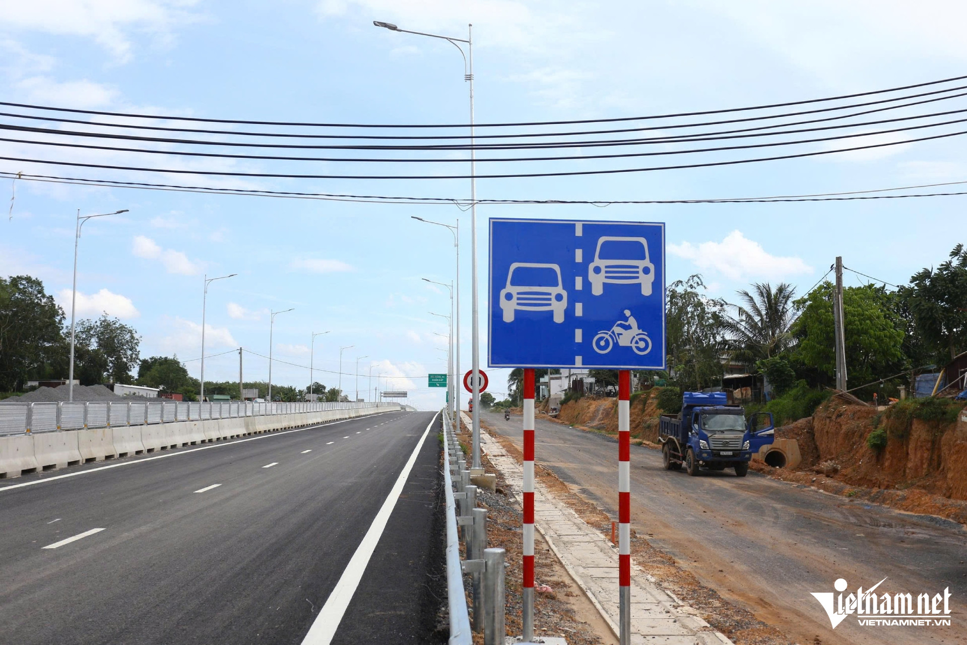 Vành đai 3 TPHCM sắp thông xe, dây điện vẫn 'mắc võng' ngang đường