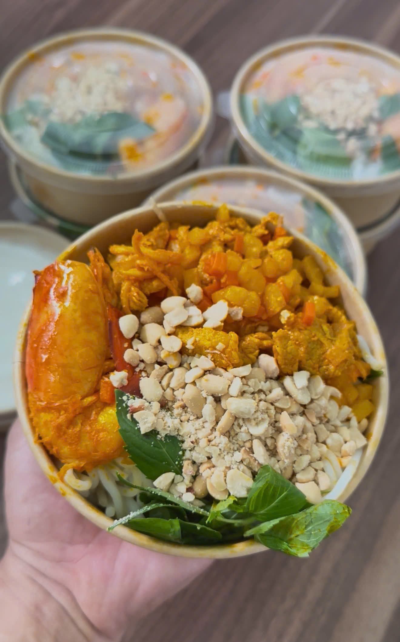Chàng trai miền Tây chiêu đãi thợ xây loạt bữa ăn từ mực, tôm hùm, cua hoàng đế