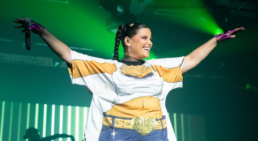 Nelly Furtado desafía a quienes critican su físico con la camiseta ‘Mejor que nunca’ durante su actuación en Manchester