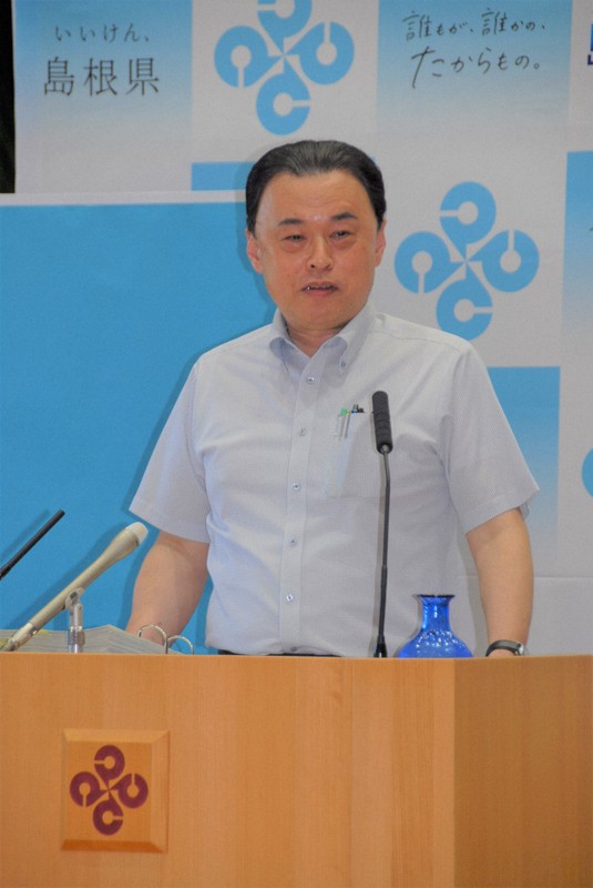 記者会見で石破首相の続投を望んだ島根県の丸山達也知事＝島根県庁で2025年7月30日午後1時21分、上野宏人撮影