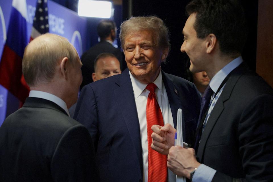 Putin y Trump comparten una broma rodeados de otras personas. 15 de agosto de 2025