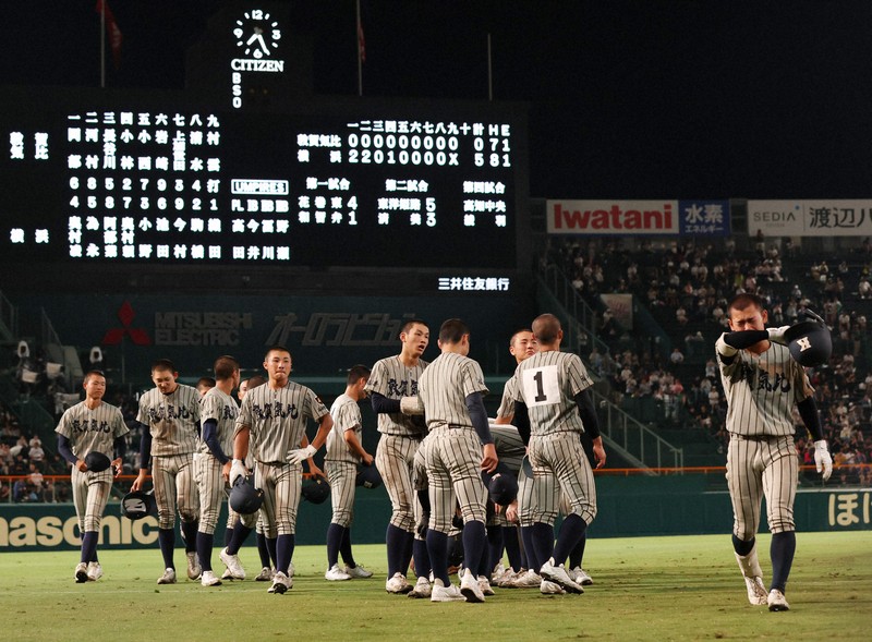 全国高校野球選手権で横浜に敗れ、グラウンドを後にする敦賀気比の選手たち。足元は白スパイクだった=阪神甲子園球場で2025年8月8日、岩本一希撮影