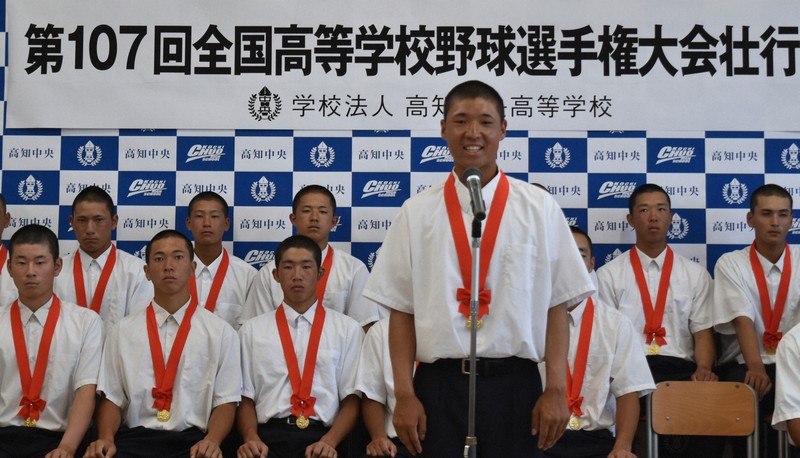 甲子園に向けて決意を述べる高知中央の高山大和主将＝高知市の同校で2025年7月31日午前10時18分、行方一男撮影