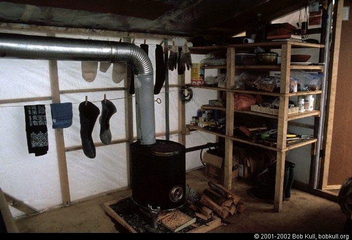 Interior de la cabaña de bob kull en la patagonia chilena