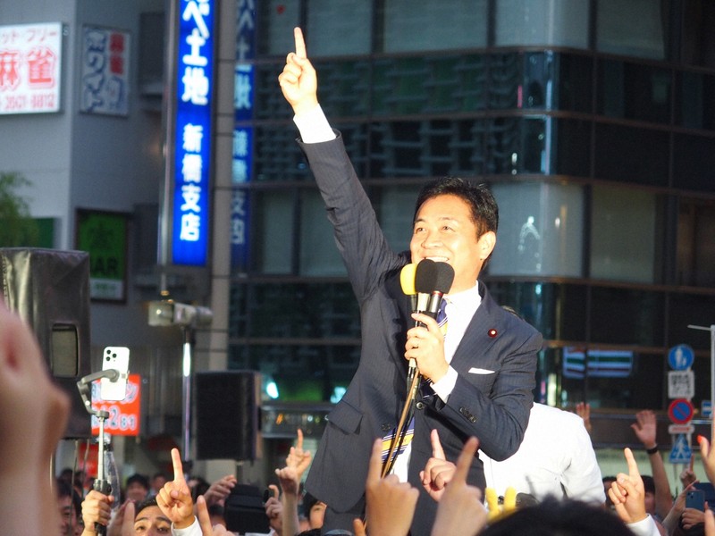 街頭演説で「右でも左でもなく、上へ」と呼びかける国民民主の玉木雄一郎代表＝東京都港区の新橋駅前で2025年8月1日午後6時半ごろ、遠藤修平撮影