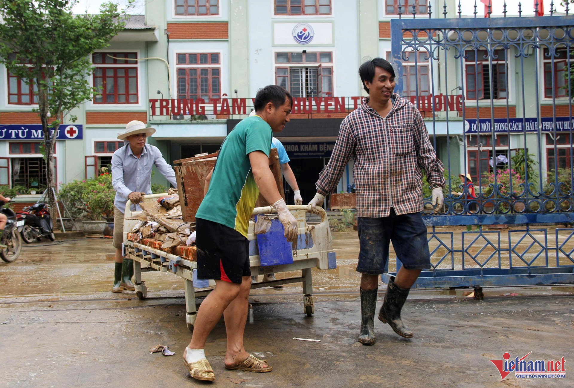 Thời khắc 140 bệnh nhân tháo chạy trong đêm khi cơn lũ dữ ập đến