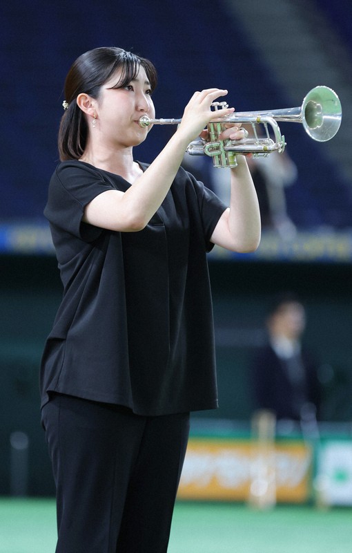 開会式で国歌独奏する関根美羽さん＝東京ドームで2025年8月28日、前田梨里子撮影