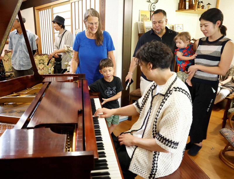 家族の真ん中で愛されて70年　海を渡ったピアノの演奏会、民家で