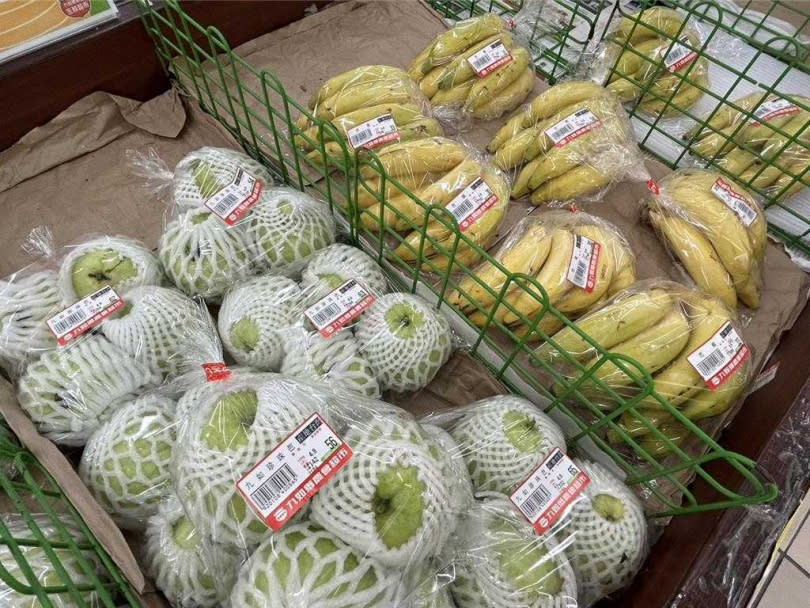 連日大雨不斷,菜價連帶飆漲,小白菜、小黃瓜約漲5成,葉菜類也漲3成,屏東縣九如鄉農會總幹事龔泰文建議民眾可改買「替代蔬果」省荷包。(圖/中國時報謝佳潾攝)