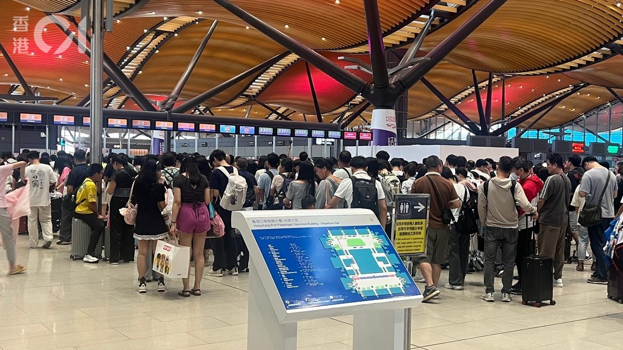 港珠澳大橋香港口岸下午現人潮　粉絲無懼暴雨赴澳門追星看演唱會