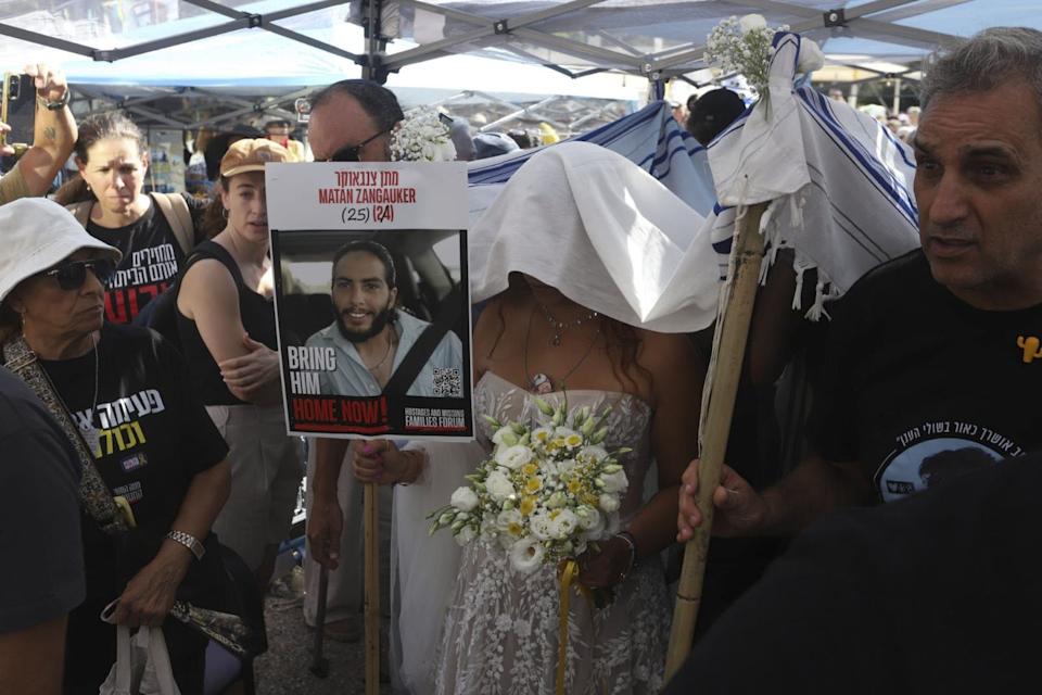 Exrehén mexicana, cuyo novio sigue cautivo en Gaza, celebra una boda simbólica en Tel Aviv