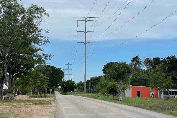 CFE electrifica el Tren Maya en comunidades de la Península de Yucatán sin luz y sin indemnizar a ejidatarios afectados