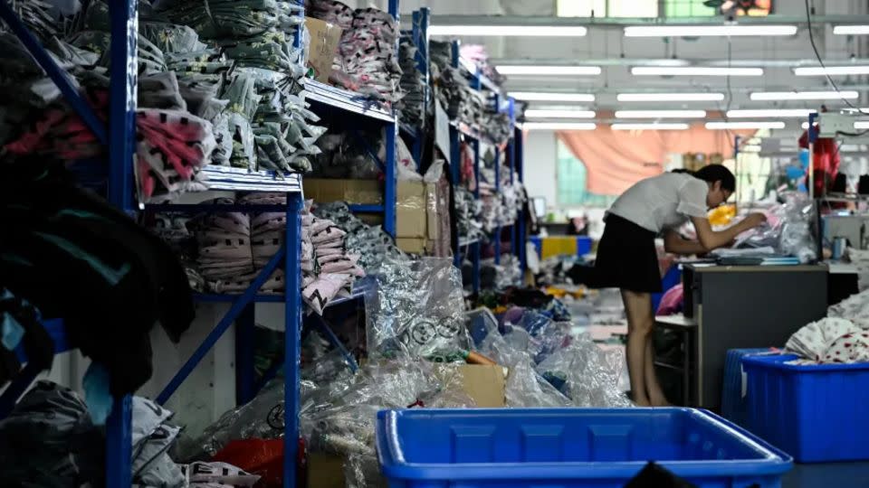 Un trabajador confecciona ropa en una fábrica textil que abastece a Shein, una empresa de comercio electrónico de moda rápida transfronteriza en Guangzhou, en la provincia de Guangdong, en el sur de China, el 18 de julio de 2022. - Jade Gao/AFP/Getty Images