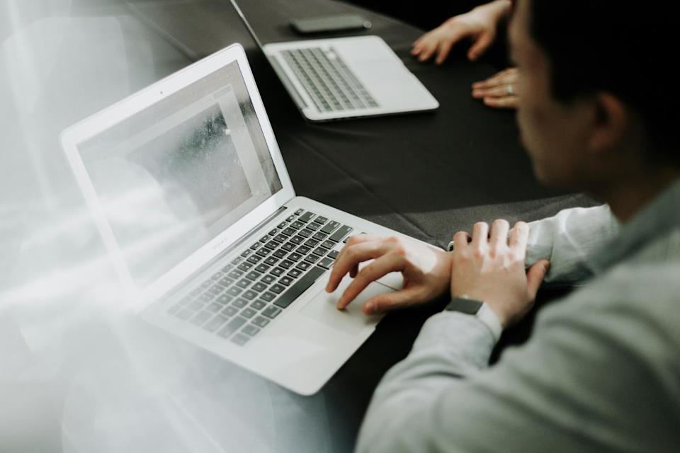 工作年資增加,但薪資不一定能同步成長。(示意圖/Unsplash)