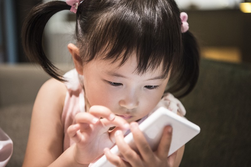 ＜1分で解説＞スマホ「1日2時間まで」　全国初の条例案　罰則は