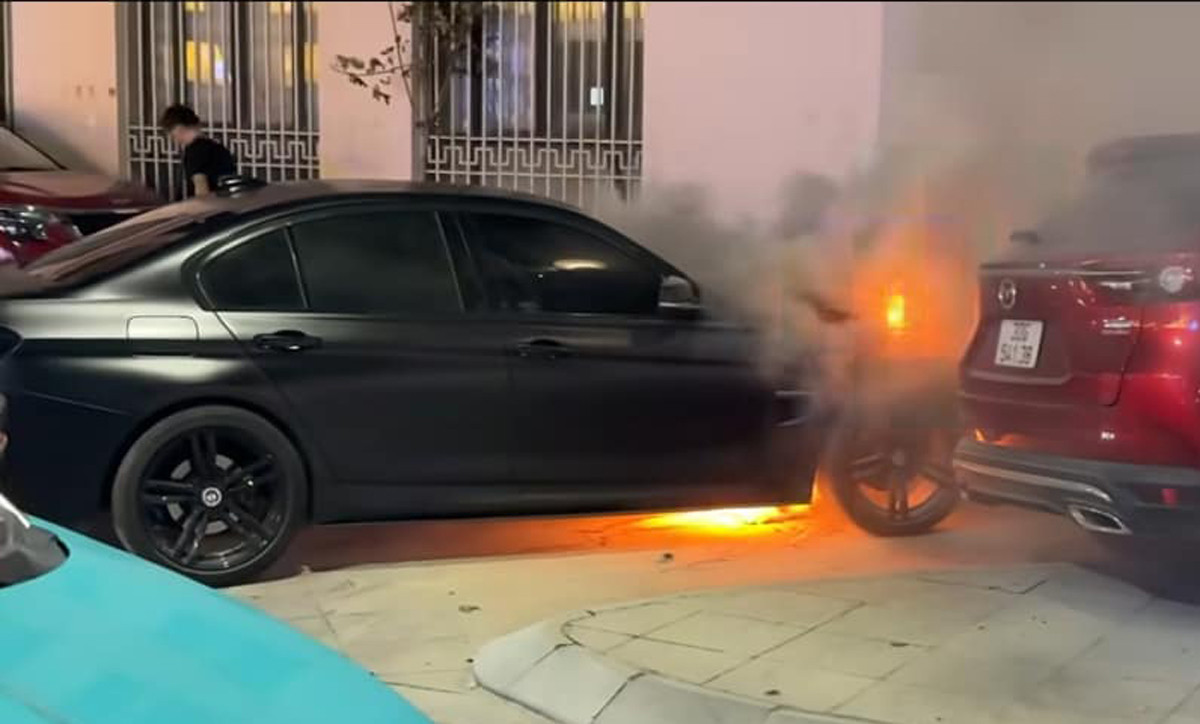 Ô tô bốc cháy giữa ngã tư ở Hà Nội, khói đen cuồn cuộn khiến người dân náo loạn