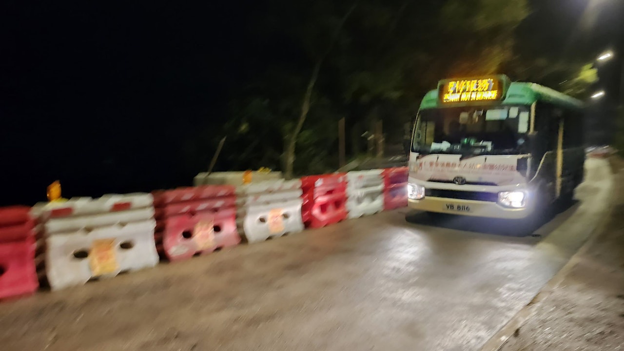 暴雨｜新娘潭路山泥傾瀉路段復修　北行線重開實施單線雙程行車