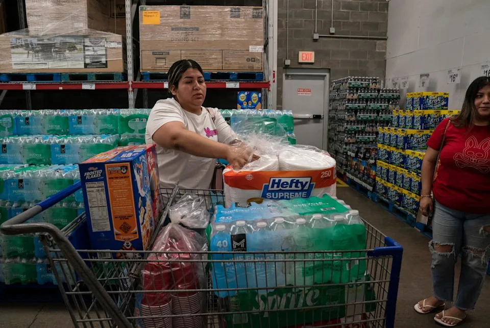 Geovanna Galván, 29, left, and her sister Samantha Galván, 20, shop in Pharr, Texas on April 23, 2025. 
Gabriel V. Cárdenas for The Texas Tribune