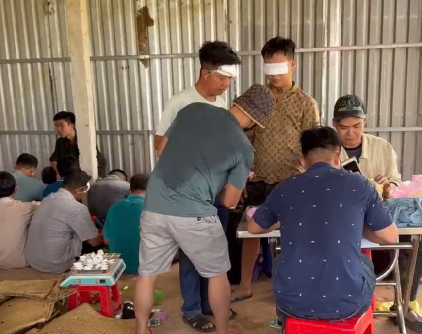 Cảnh sát hình sự đột kích ổ đá gà 'khủng' trong căn nhà do Trần Anh Minh làm chủ