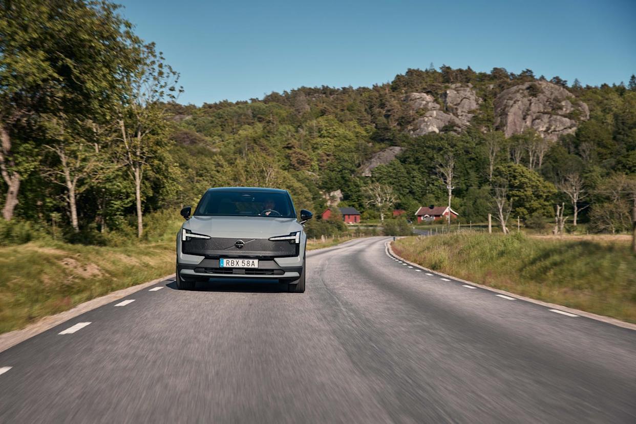 volvo ex30 cross country