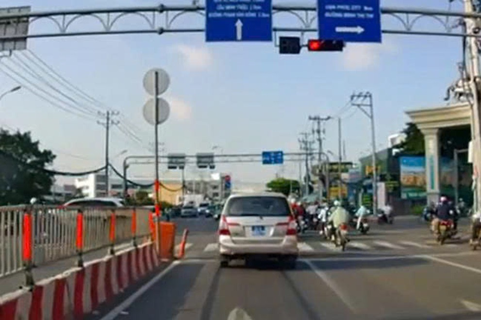 Xe biển xanh thản nhiên vượt đèn đỏ trên quốc lộ 13 ở TPHCM