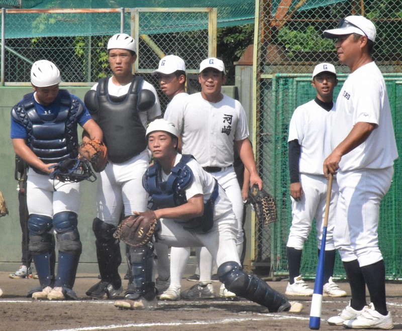 準決勝を前に、ノックを受けて調整する県岐阜商の選手たち＝兵庫県西宮市で2025年8月20日、黒詰拓也撮影