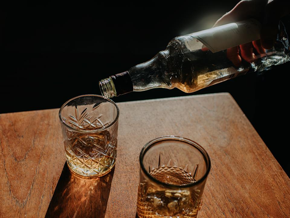 Que el alcohol sea común no lo hace saludable: la OMS advierte que ningún consumo está libre de riesgos. Foto: Getty.