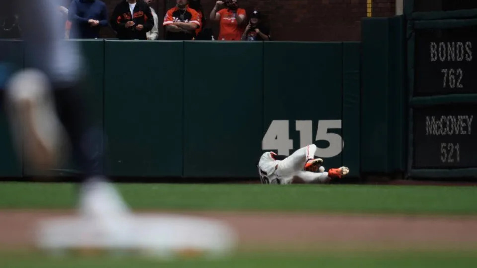 ¡Con las rodillas! Beisbolista surcoreano de los Giants deja a la MLB con la boca abierta con la "atrapada de la década"