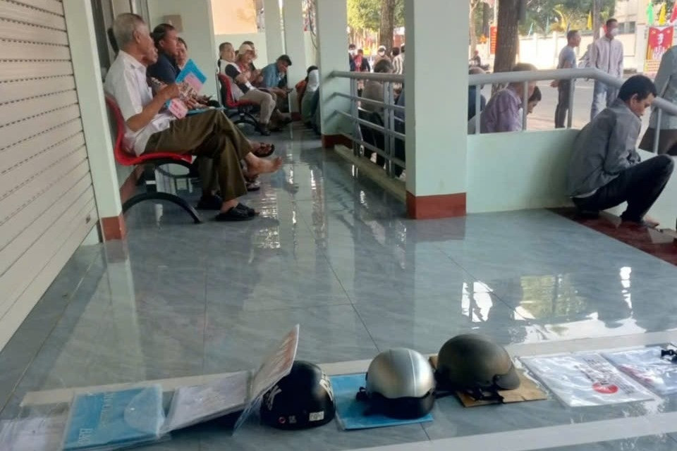 Người dân 'xếp hàng' bằng mũ bảo hiểm ở trung tâm hành chính công, lãnh đạo xã nói gì?
