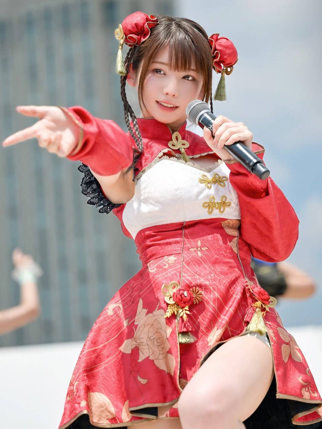 〝太ももチラリ〟人気コスプレイヤーえなこのミニチャイナ衣装にファン歓喜「レベルが違う」「最高に輝いているよ」「めっちゃ可愛い」
