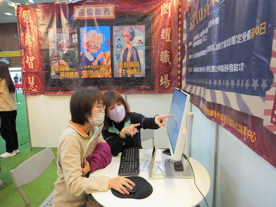 工作人員向求職者說明可運用的政府資源。（圖：中彰投分署提供）