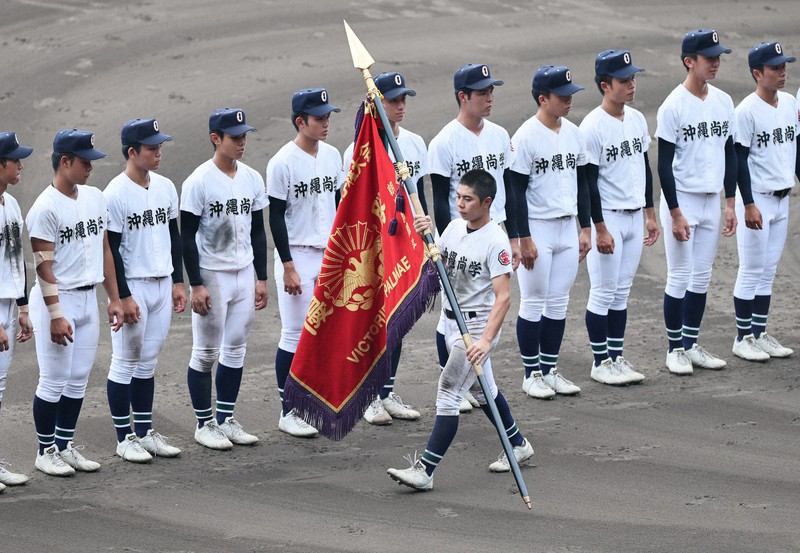 【沖縄尚学－日大三】第107回全国高校野球選手権大会を制して優勝旗を手にする沖縄尚学の真喜志拓斗主将＝阪神甲子園球場で2025年8月23日、玉城達郎撮影