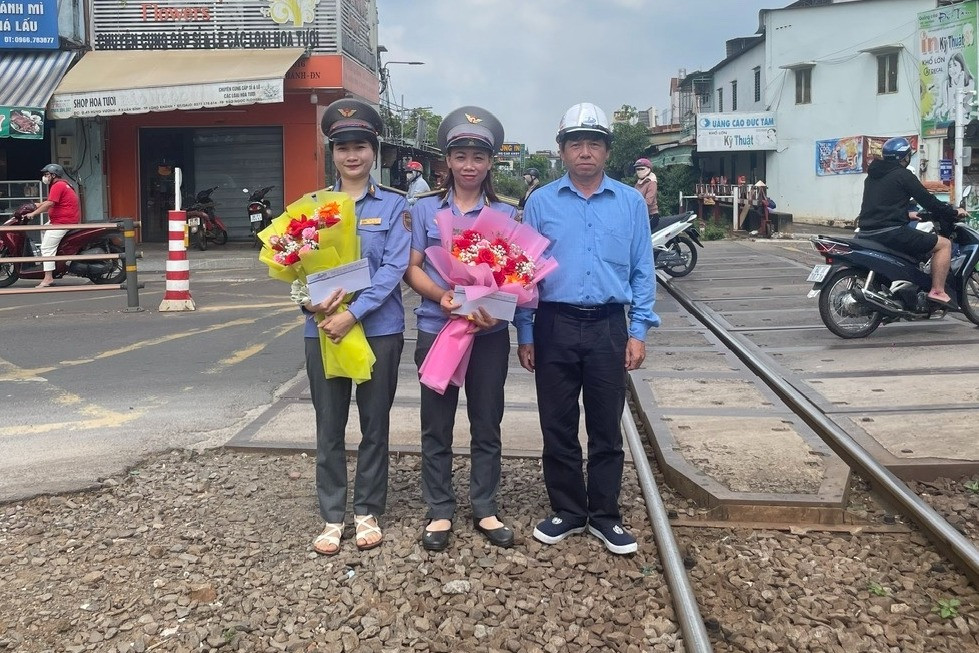 Clip thót tim khoảnh khắc người đàn ông vượt rào chắn, ngã nhào trước mũi tàu đang lao tới
