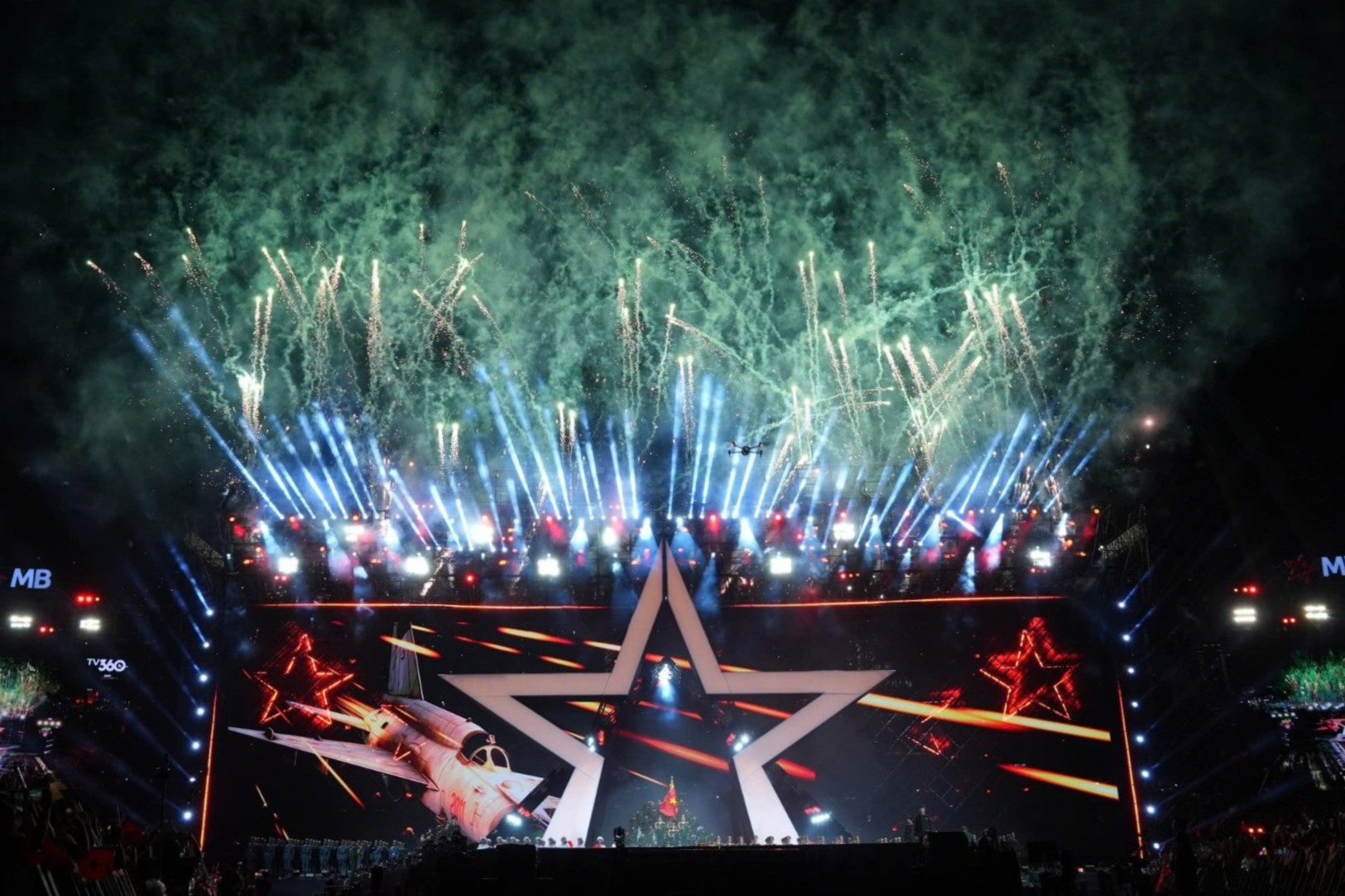 Concert 'Sao nhập ngũ': Diễu binh trên sân khấu, Thiếu tá Long bất ngờ 'bắn' rap