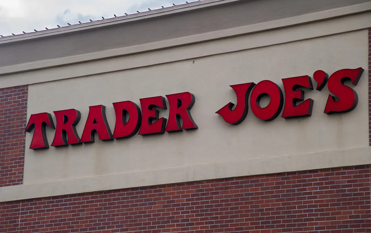 Does UPS deliver on Labor Day? Are grocery stores open in California? See list