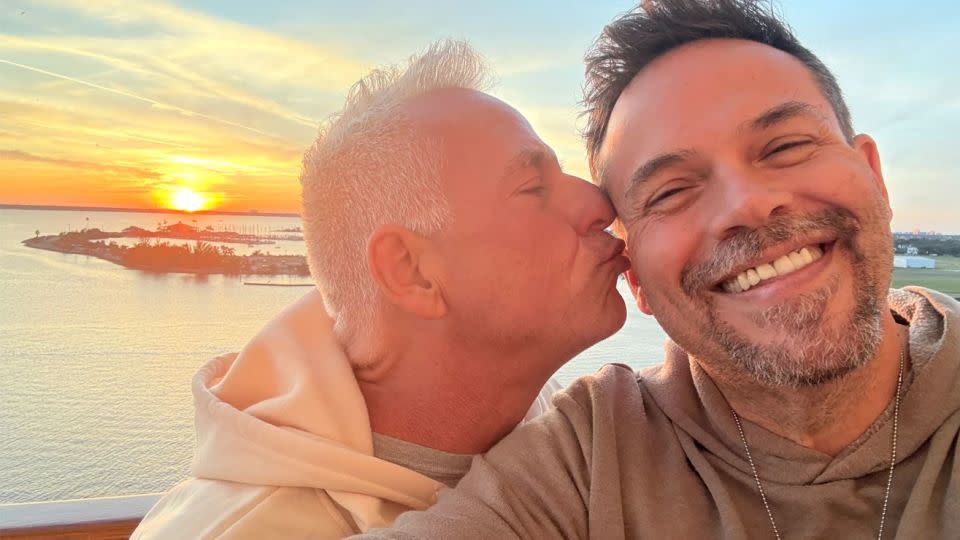 Randy Scobey, a la derecha, con su esposo. Scobey declaró a CNN que el suicidio de un amigo le