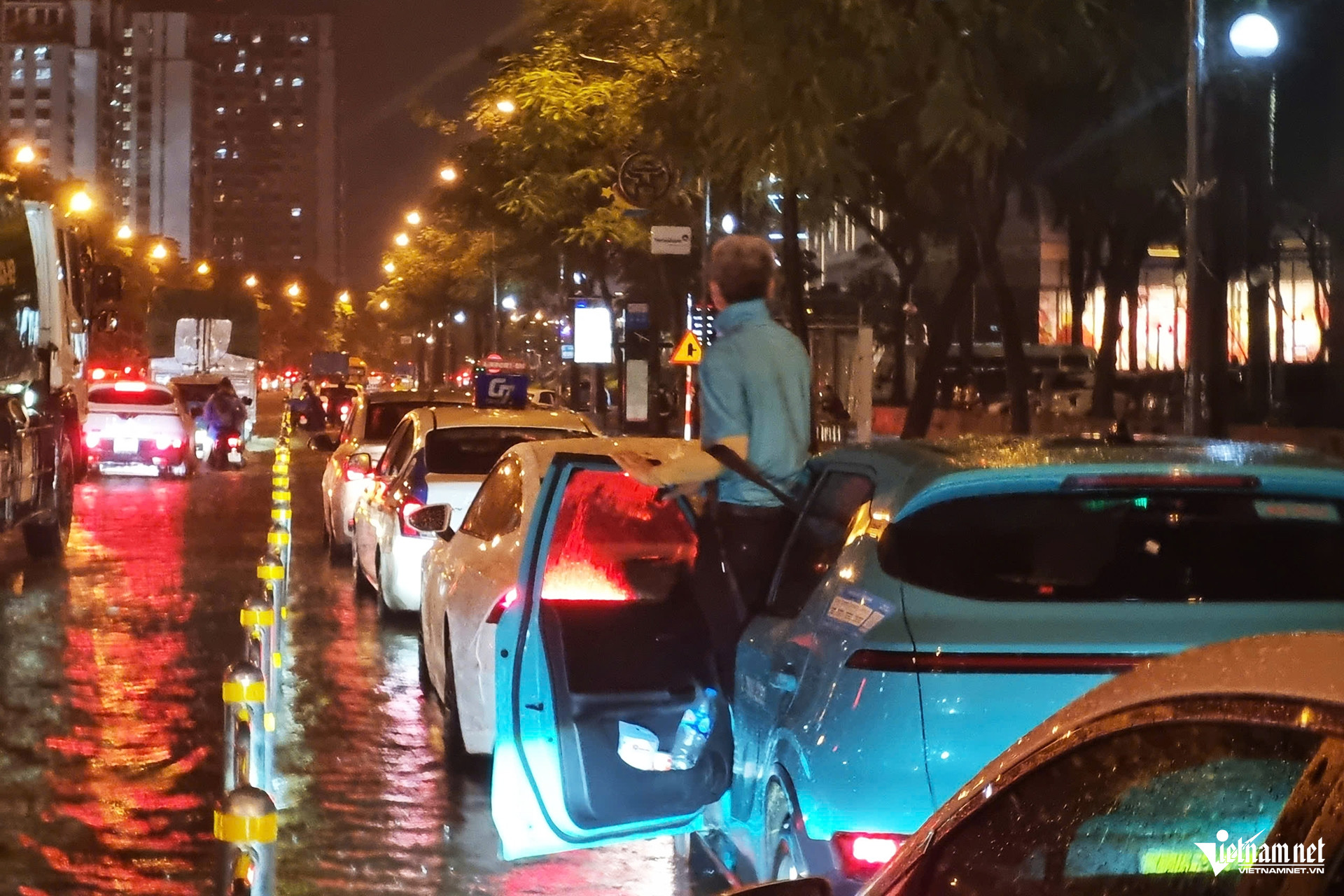 Mưa 'vàng' giải nhiệt đổ xuống Hà Nội, ô tô chết máy nằm giữa đường ngập sâu