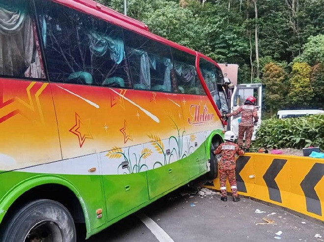 Xe buýt chở du khách Việt gặp nạn ở Malaysia