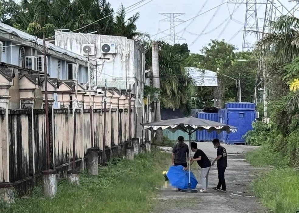 Phát hiện thi thể trẻ sơ sinh trong hẻm, camera ghi lại cảnh ô tô dừng gần đó giữa đêm