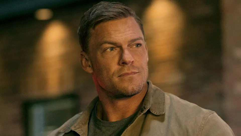 I Knew Alan Ritchson Was Tall, But I Didn't Really Realize How Tall Until Seeing His Awkward Workout Post