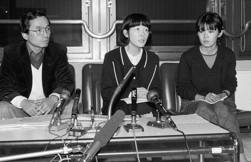 事故の4カ月後に発足した「8・12連絡会」の活動について話す美谷島邦子さん（中央）ら＝東京都大田区で1985年12月7日、画星充撮影