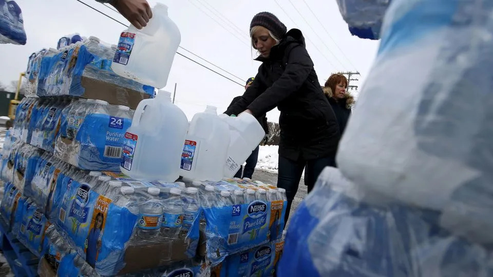 Volunteers distribute bottled water in Flint, Michigan, on March 5, 2016. - Jim Young/Reuters