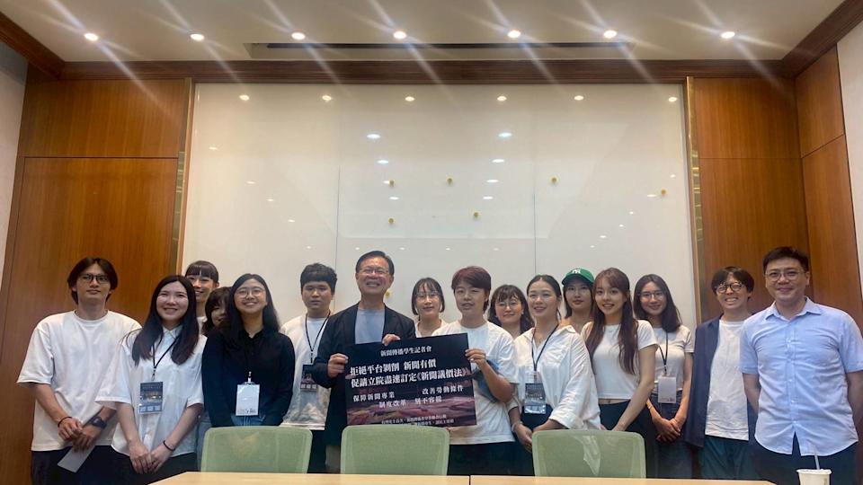 多個新聞傳播系所學生今早召開聯合記者會，促請立法院儘速訂定《新聞議價法》，張啓楷也到會場致意。(圖／張啓楷國會辦公室)