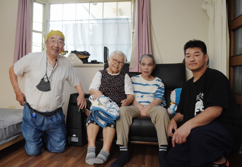 尾野一矢さんの自宅で(右から)介護者の三浦稔さん、尾野さん、母チキ子さん、父剛志さん=神奈川県座間市で2025年7月19日午後2時31分、横見知佳撮影