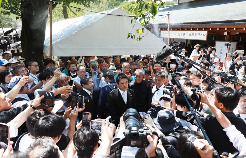 靖国神社参拝を終え、記者の質問に答える参政党の神谷代表（中央）＝東京都千代田区で2025年8月15日午前11時17分、小出洋平撮影