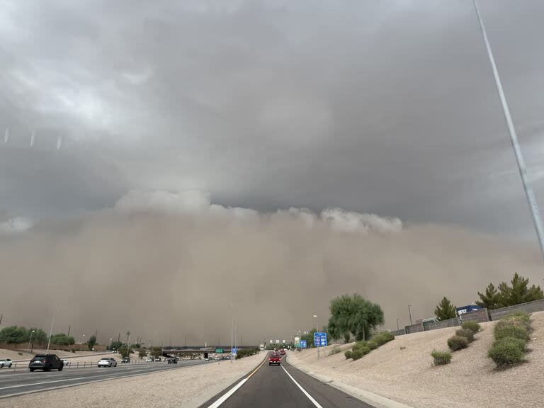 La tormenta de polvo sobre la ciudad de Phoenix vista desde una autopista