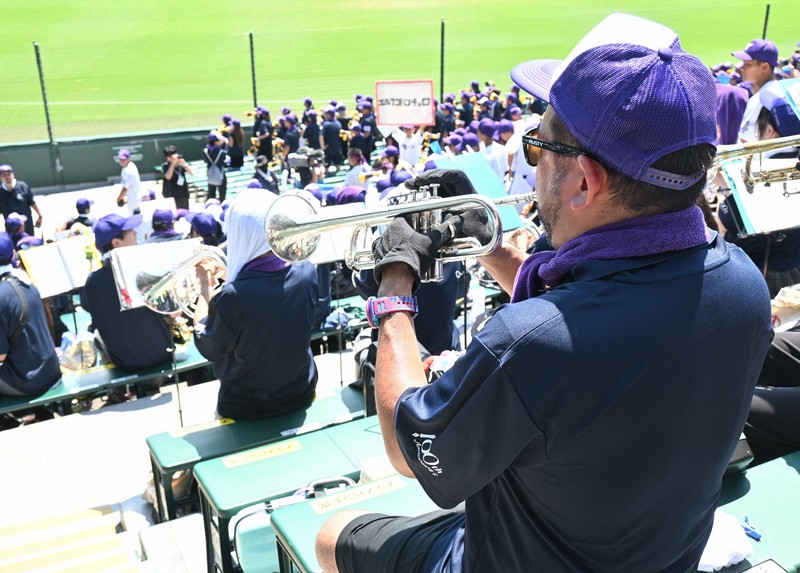 印象的なトランペットソロを奏でる男性＝兵庫県西宮市の阪神甲子園球場で2025年8月19日午前11時12分、栗林創造撮影