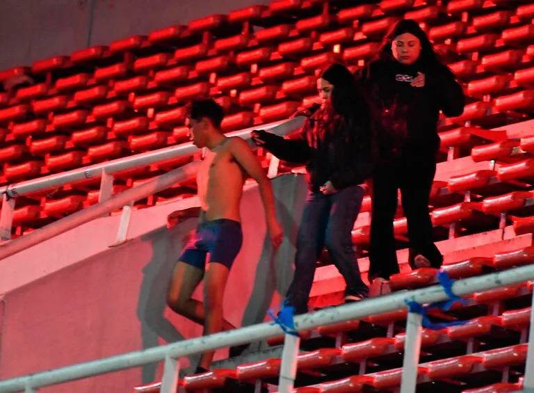 Los brutales videos de los incidentes entre hinchas de Independiente y Universidad de Chile