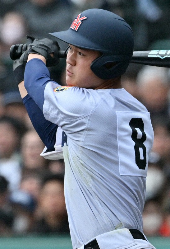 横浜の阿部葉太=阪神甲子園球場で2025年3月30日、新宮巳美撮影